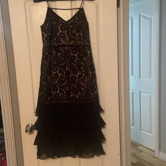 Black lace cocktail midi dress with ruffles - Picture 3 of 12